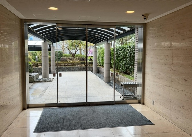 ロビーというと、エントランスと何がちがうの？と思いますよね。実はロビーとエントランスには明確な決まりはありません。物件によっては、エントランスを入って広がるある程度の広さのある空間がロビーとなります。