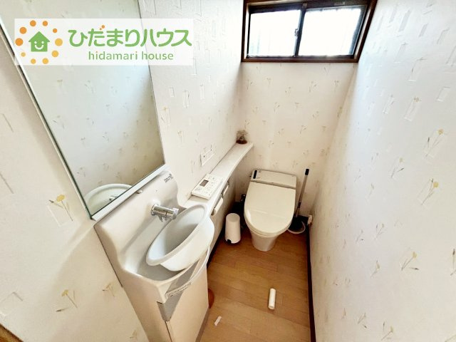 小窓が付いているので、トイレも明るい空間になっております♪