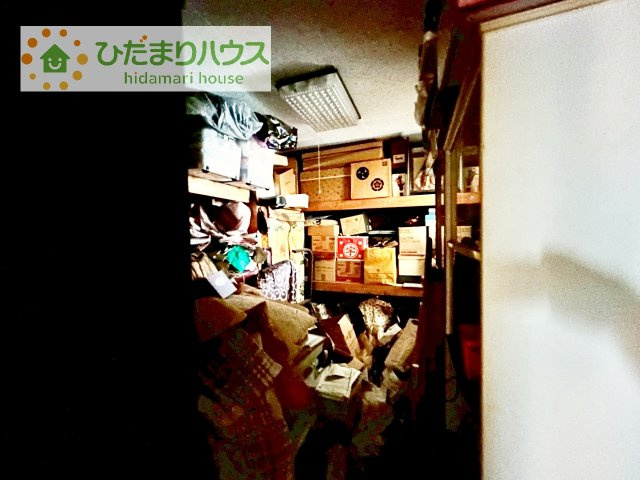 お気に入りの服やバッグがたっぷりしまえるウォークインクローゼットがあります♪