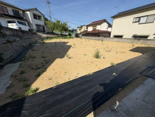 敷地を斜め方向から撮影した写真です。約459.93？の広さを活かし、建築プランの自由度が高い点が魅力。周辺は戸建住宅が中心の落ち着いた街並みで、のびのびとした住環境をお求めの方におすすめの立地です。
