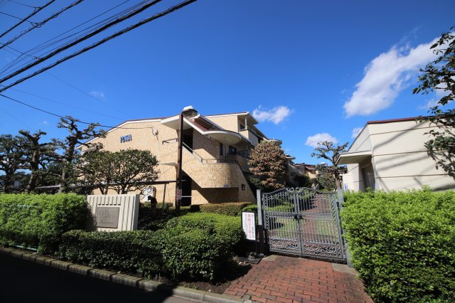 徒歩10分圏内に小中学校・スーパー・コンビニ・ドラッグストア・公園・図書館など周辺環境充実