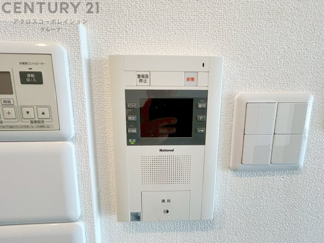 訪問者が来たときにテレビ画面で確認できるため、安心してドアを開けられます。録画機能があるものもあり、留守中に来訪者を記録しておくことができます。利便性が高く、セキュリティ面でも安心です