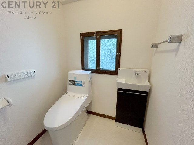 温水洗浄便座付トイレは温水洗浄機能により、暖かい水でおしりを洗浄することができ、冷たい水を使う従来の便座に比べ、温水洗浄機能で暖かいトイレを提供し、快適な使用を可能にします。