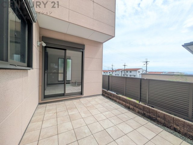 広々テラス付き：室内からつながる大きなテラスがあり、アウトドアリビングや子供の遊び場として活用できます。