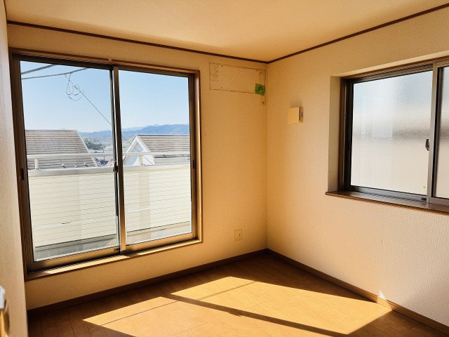 ～2階6.0帖の洋室　2面採光で明るく風通しの良いお部屋です～