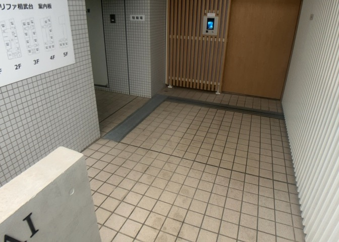 マンションのエントランスには、もともと風よけや防犯の役割がありますが、マンションによって宅配ボックスなどの設備が備わっている所もあります。日々の生活をイメージしながら生活しやすさをチェックしましょう。