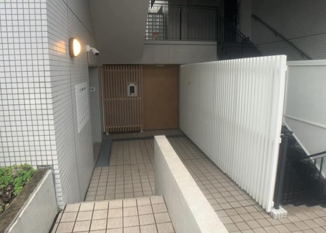 受付はマンションコンシェルジュがいる場合もあれば、管理人が滞在する小部屋を総称して呼ぶことがあります。主にエントランスに設置されていることから、防犯面でも期待ができます。防犯設備がない場合はより安心！