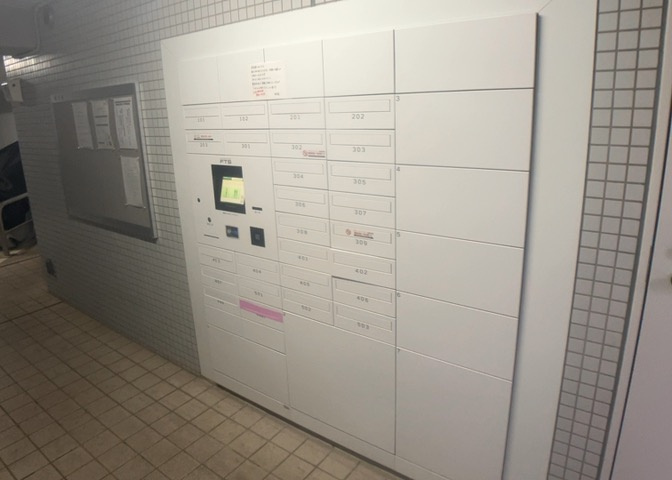 エントランス付近に設置されている集合ポストは、住んでいる部屋と離れているため、ポストをあさるなど誰かに何かされていても被害に気づきにくいです。入居する時には他人に特定されにくい番号で鍵をかけましょう！