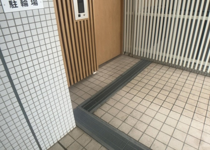 ロビーというと、エントランスと何がちがうの？と思いますよね。実はロビーとエントランスには明確な決まりはありません。物件によっては、エントランスを入って広がるある程度の広さのある空間がロビーとなります。