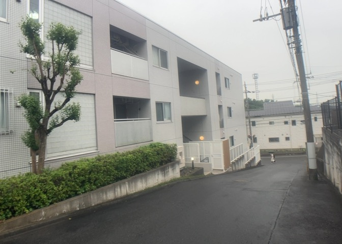 道幅が広い場所は日当たりや風通が良好です。幅が広いのですれ違いも可能ですし大きな車でも駐車可能！一方で、大型車が通ることも多くなるため交通量の増加により騒音に繋がります。また土地の値段が高くなります。