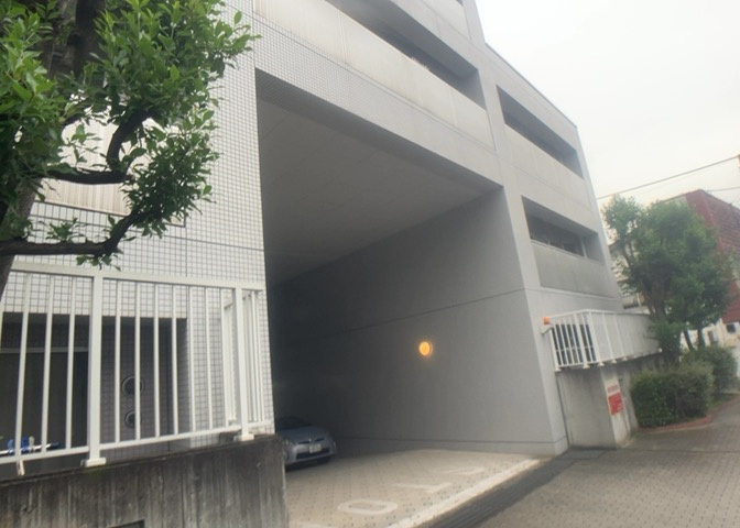 ＲＣ造、Reinforced　Concreteは直訳すると補強されたコンクリートです。主に柱や梁・床・壁が鉄筋とコンクリートで構成おり、鉄筋を組んだ型枠にコンクリートを流し込んで固めたものを指します。