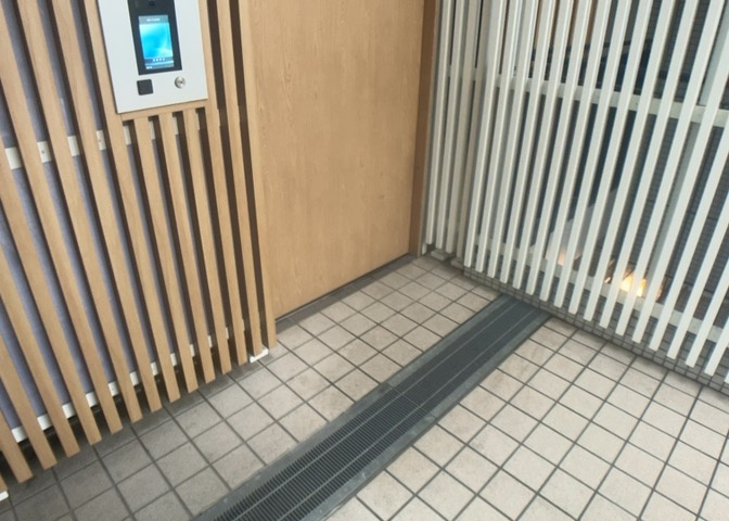 玄関は家の顔でもあり、家族以外の目にも止まる場所です。玄関は外との間を仕切る扉、靴などをしまっておく収納スペース、靴脱ぎのたたきスペース、来客とのやり取りをするドアホンなど複数のアイテムからなります。