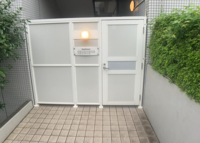 共用部分は、一棟の建物に住む区分所有者全員が共同で所有するとし、共用部分の管理、補修などは、区分所有者で形成される管理組合が行います。個人の判断で勝手に変更することはできませんので覚えておきましょう。