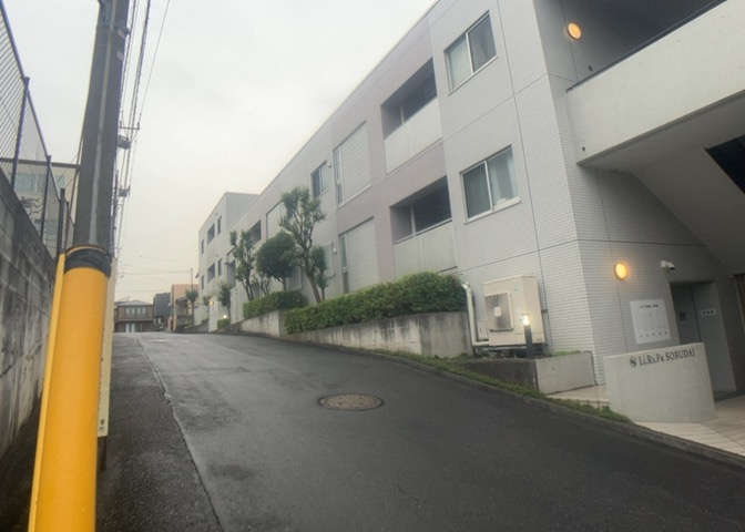 外観はマンション管理がされているかの目安になります。築年数が古いと、壁面は劣化してひび割れが生じることも！建物が古びていても細かいところが修繕されていると、きちんと管理されているなぁと感じるでしょう。