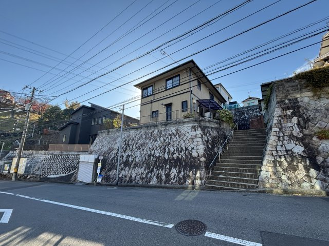 敷地下にある掘り込み車庫は雨や日差しから愛車を守れる安心のスペース。道路からの出入りもしやすく車を持つ方に嬉しい設備です。高台の立地でも駐車が確保されており荷物の積み下ろしもスムーズです。