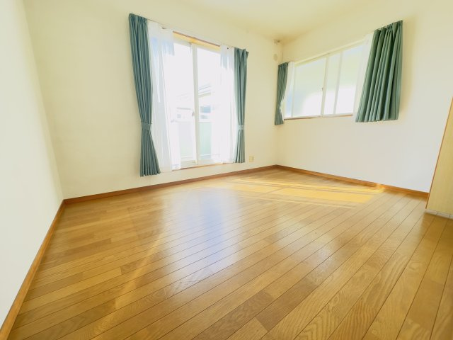 2階洋室　日当たり良好です