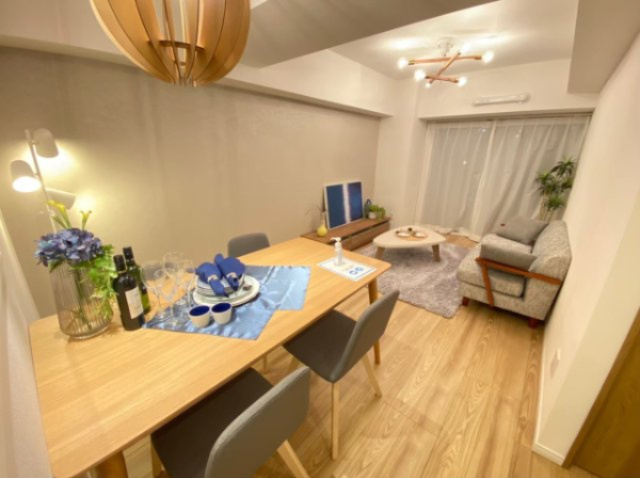 白色のクロスと木目調のフローリングが、お部屋の雰囲気を柔らかくしてくれます。