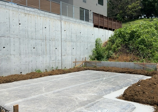 バルコニーは、室外の専用スペースのうち、「屋根がなく開放された空間」であるものを指します。ベランダより広いタイプのものが多く、日当たりもよいため家庭菜園などを楽しみたい人にとって適した環境となります。