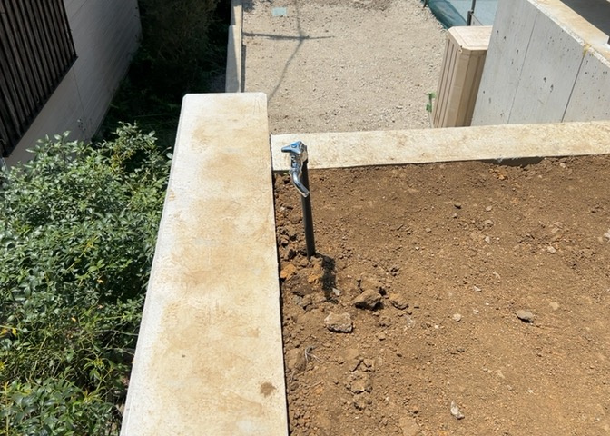 敷地内には、散水栓や立水栓があります。水道水を直接利用できるため、水を運ぶ手間を省くことが出来ます。大量の水を必要とする洗車作業や清掃などに役立ちます。その他設備とあわせて、現地でご確認ください。