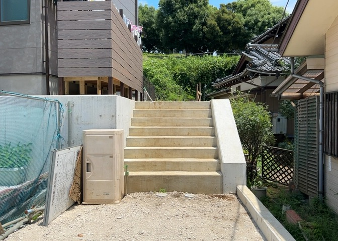 現地に行くなら、物件の周囲の地形がどうなっているかを見ることも大切です。周辺より低くなっている土地では、大雨などで水が集まりやすいため、地盤が弱くなっているということも考えられるため、注意が必要です。