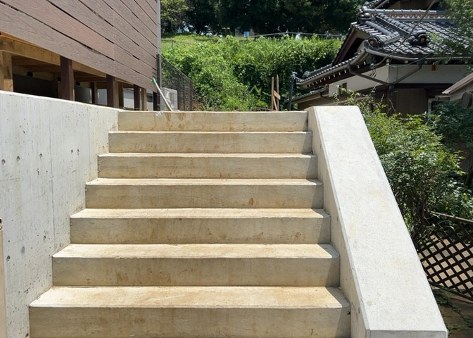 道幅が狭い場所は比較的土地の値段が低いことが多く、また交通量が少ないため騒音が少なく静かな環境で過ごせます。また、小さいお子様がいるご家庭も安心です。一方で車の駐車が難しいというデメリットもあります。