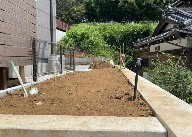 道幅が広い場所は日当たりや風通が良好です。幅が広いのですれ違いも可能ですし大きな車でも駐車可能！一方で、大型車が通ることも多くなるため交通量の増加により騒音に繋がります。また土地の値段が高くなります。