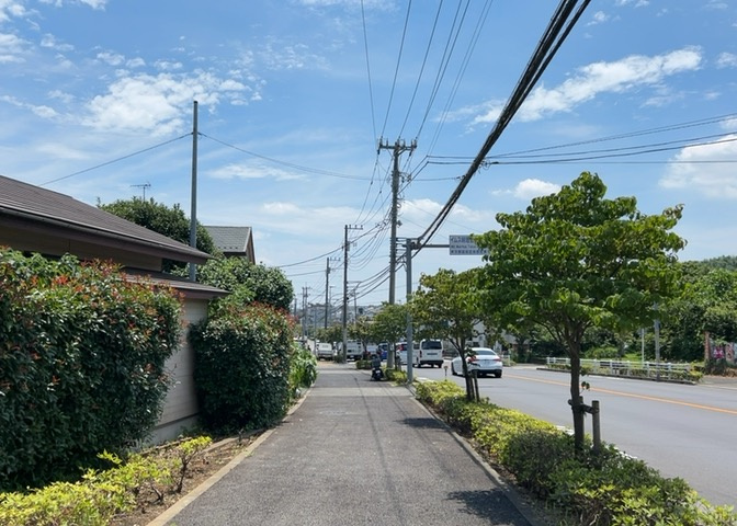 土地の地勢が高台の場合、景色を綺麗にみることができ、景色にこだわってお家探ししている方におすすめです！また平坦地よりも風通しがいいというメリットがあります。デメリットもあるので是非現地でご確認下さい。