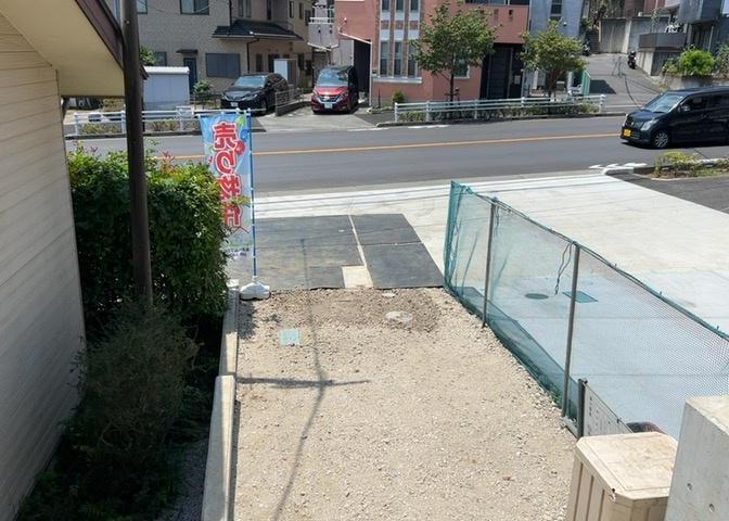 車一台あたりに必要なスペースは、標準サイズの普通自動車で横幅2m50cm、長さ5mは必要になります。ただし、乗降のことも考慮して横幅3m30cm、長さ5m50cmほどは確保できるところを選びましょう。