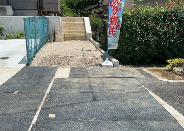 住宅用の土地では前面道路に2m以上接していなければならないと法律で定められています。しかし、お持ちの車のサイズやライフスタイルなどにより、2mでは利便が悪い場合もございますので、事前に確認しましょう。