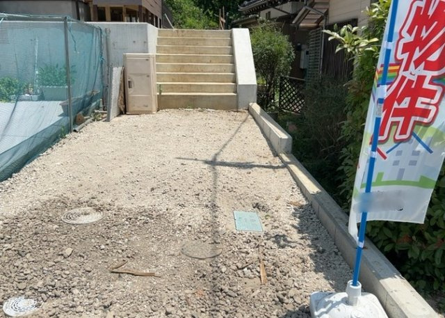 お持ちの車種によっては前面道路が広い方が便利でしょう。しかし、前面道路が広ければその分交通量が多くなるため、騒音などが気になる場合があります。実際に現地を見学し、周辺交通量や騒音などを確認しましょう！