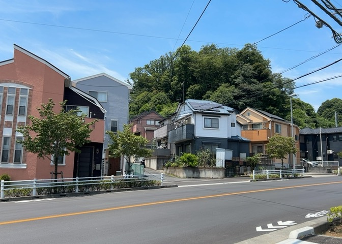 眺望を気にして物件を探す場合、前面に建物が建っていないか現地で確認しましょう！前面に建物があると景色はもちろん、日当たりや風通しにも影響が出てきます。住んだ時のことを想像しながら現地見学をしましょう。