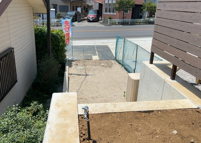 駐車場と明記されていても、最小スペースでつくられた駐車場だと大型車は駐車できなかったり、出入りしにくくなったりする可能性があります。お車のサイズと購入したい物件の駐車場のサイズを現地で確認しましょう。