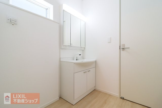【洗髪洗面化粧台】現地完成写真。ご家族分もたっぷり収納できます！