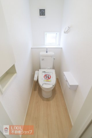 【トイレ】現地完成写真。温水洗浄暖房便座付き。
