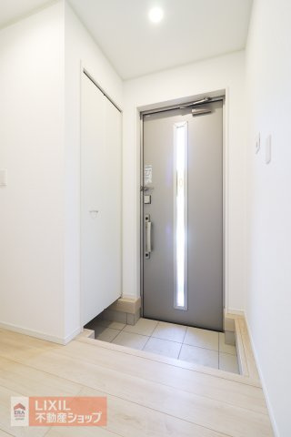 【玄関】現地完成写真。ゆったりと明るい玄関がご家族や来客をお出迎え。