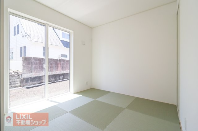 【和室】現地完成写真。ゆったりくつろぎスペース。お子様の遊び場としても重宝しますね♪