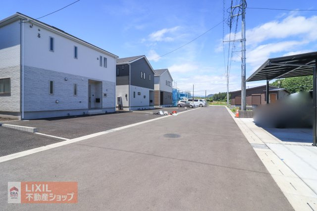 【前面道路】現地完成写真。道幅や駐車など、ご確認ください。