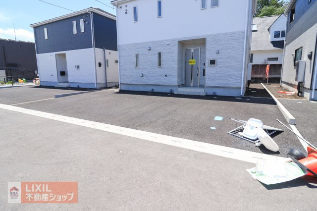【駐車スペース】現地完成写真。ゆったりとした駐車スペースです。