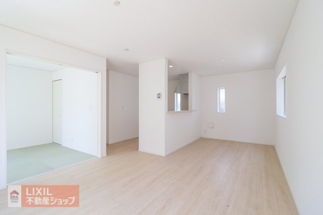 【リビングダイニング】現地完成写真。家族で過ごせるくつろぎの空間