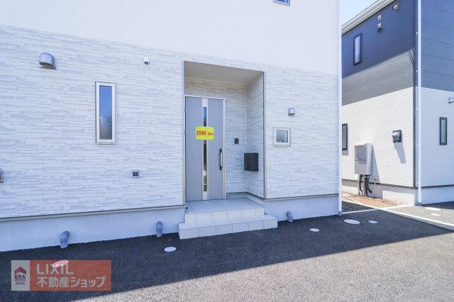 【エントランス】現地完成写真。ゆったりとした玄関。奥行きのあるポーチで雨の日も安心です。