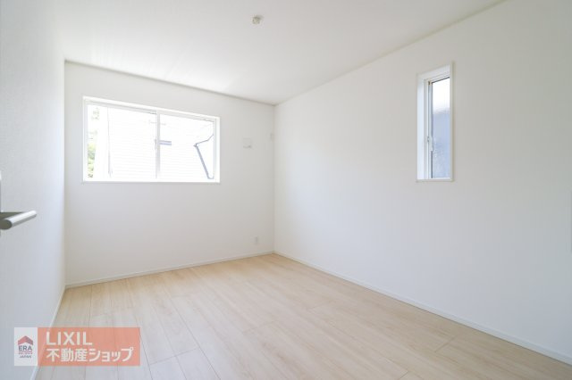 【寝室】現地完成写真。明るい採光の入る主寝室です。