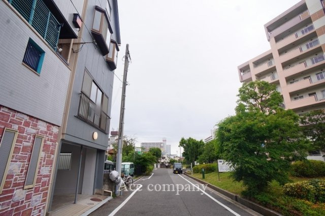 【前面道路：ゆったり幅員約6ｍ☆】緑豊かな立地です♪