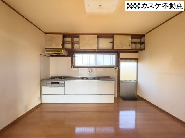 直射日光が当たりにくい北側の窓は安定した自然光が差し込みます