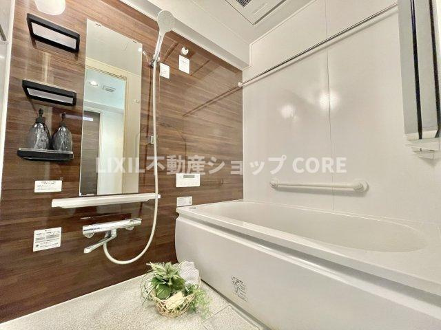 ゆったり入れる一坪バス。足を伸ばして入れるサイズは一日の疲れを癒すのに嬉しい広さですね。　