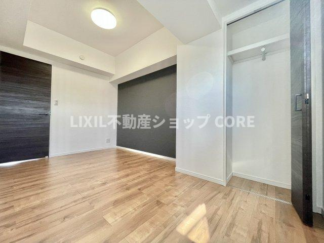 しっかりとした大きさのクローゼットを完備し、収納スペースも十分！　