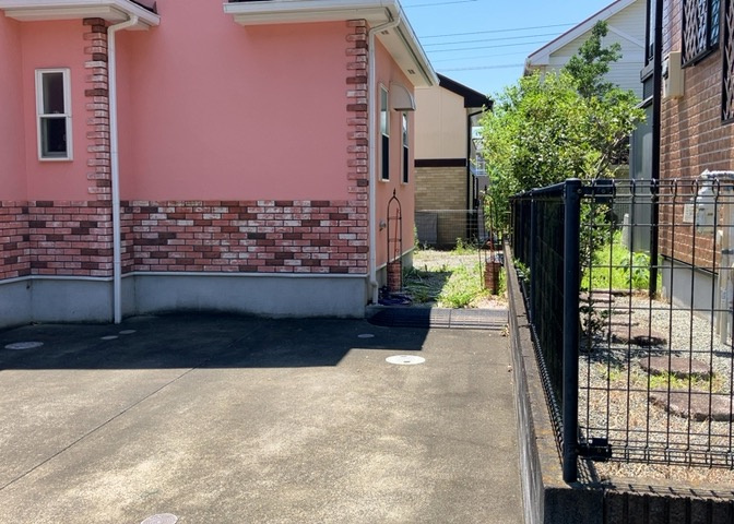 庭のある家に住むことのメリットとして、子どもたちの遊び場を確保できること、ガーデニングや家庭菜園を楽しめること、明るさを確保できることがあります。また、配置を工夫することでプライバシーが確保できます。