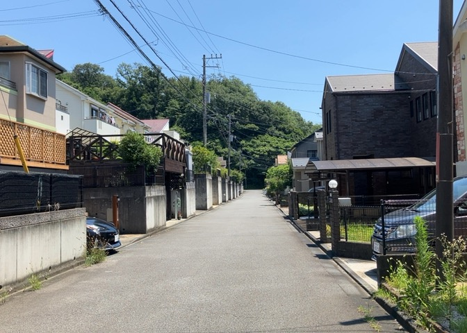 桜や紅葉の名所に出かける人は多いと思いますが、家にいながら季節の移ろいを感じる生活を送りませんか？リビングや窓から見える景色が生活を彩るワンポイントに！現地から見える景色を堪能してみては如何でしょう。