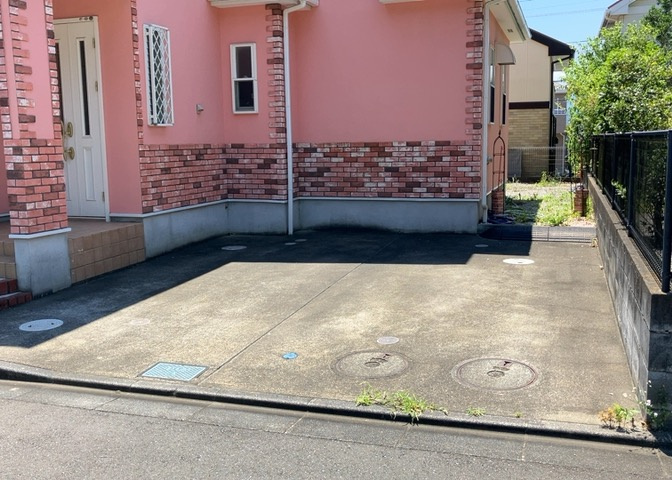 駐車場と明記されていても、最小スペースでつくられた駐車場だと大型車は駐車できなかったり、出入りしにくくなったりする可能性があります。お車のサイズと購入したい物件の駐車場のサイズを現地で確認しましょう。