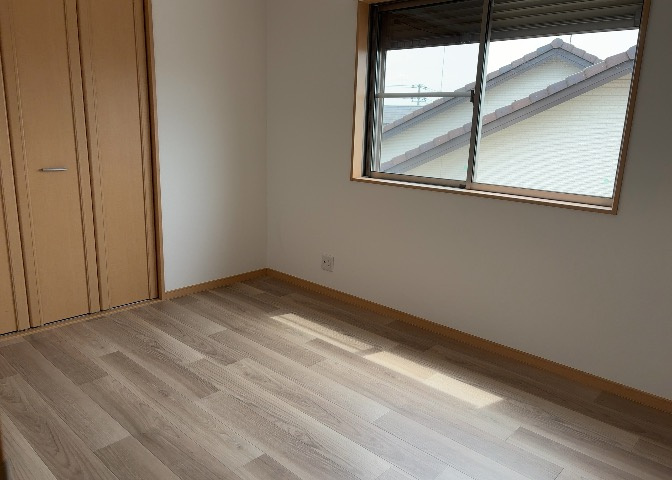 洋室のメリットは重い家具が置きやすく、身の回りが整理しやすいことです。　床がフローリングのため畳とは異なり凹みにくいです。　クローゼットなど収納が豊富で、普段使わない旅行カバンや服の整頓も簡単にです。