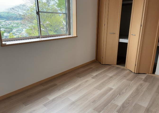 寝室でゆっくりと過ごすためにはベッド周りの適度な空間を担保することや窓の位置、照明の明るさ、寝室の広さなどを考える必要があります。自身や家族の構成とライフスタイルに併せて寝室にする部屋を選びましょう！